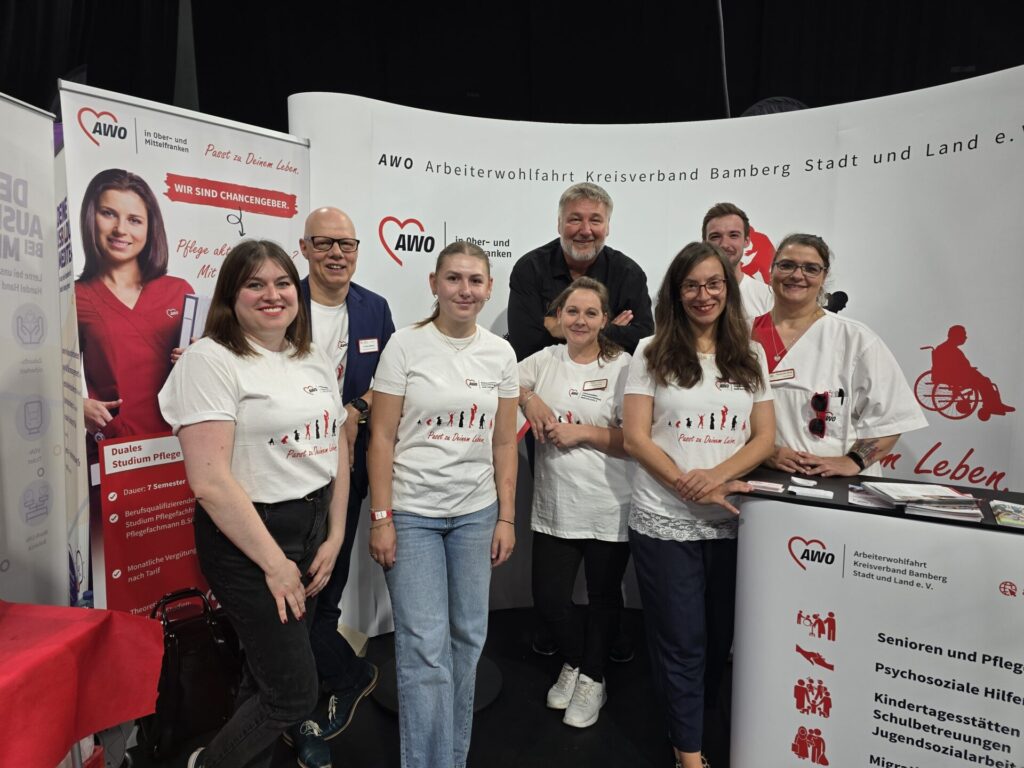 Das Team der AWO an ihrem Messestand auf der Ausbildungsmesse 2025 in Bamberg. Eine Gruppe von Frauen und Männern
