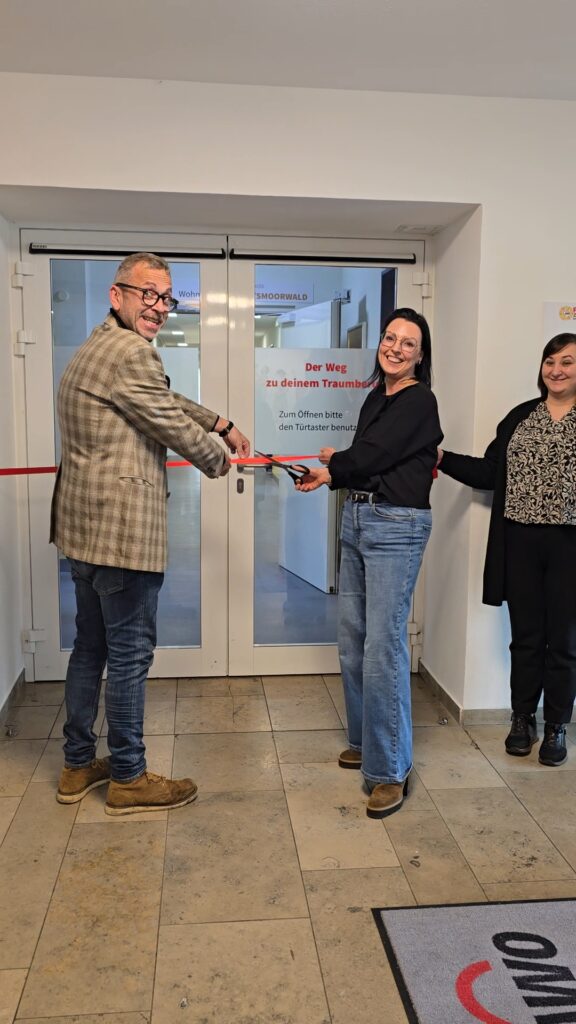 Leiter des PZ Gartenstadt Sascha Lerner und Geschäftsführerin Juliane Menzel durschneiden das Band zur neuen AWO Lersntation für Studierende und Auszubildende