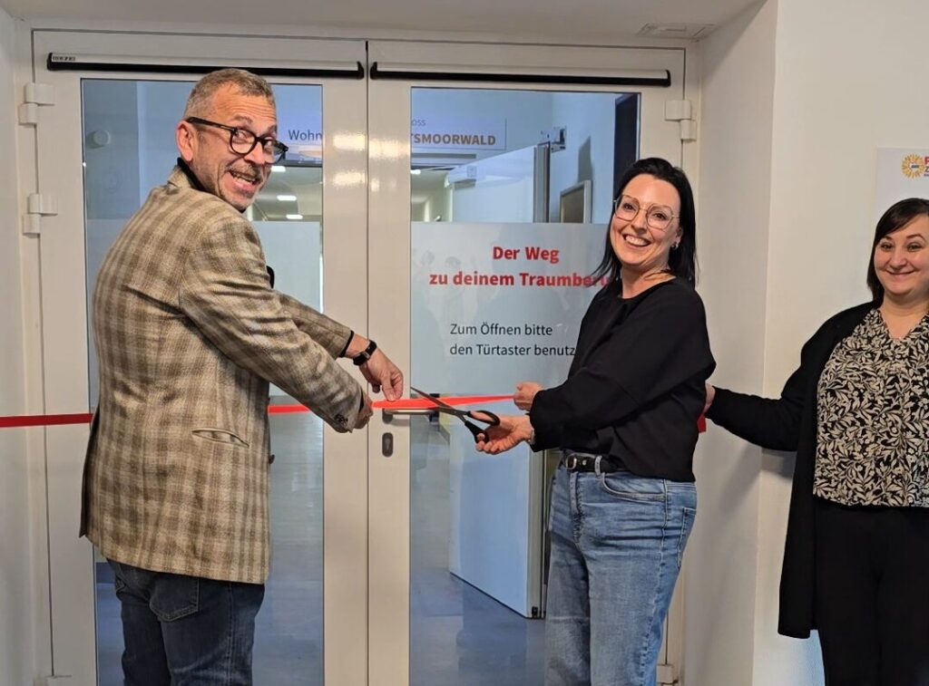 Leiter des PZ Gartenstadt Sascha Lerner und Geschäftsführerin Juliane Menzel durschneiden das Band zur neuen AWO Lersntation für Studierende und Auszubildende